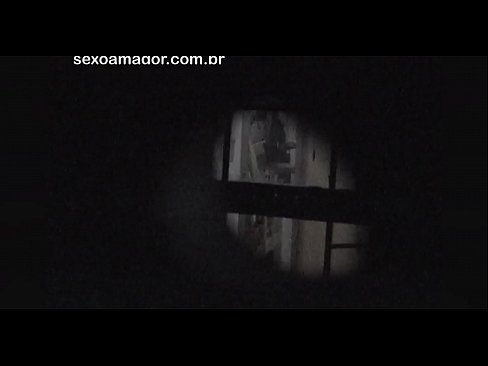 ❤️ Lourinho é filmado secretamente por um voyeur de bairro escondido atrás de tijolos ocos ❤ Porno em nós ❌