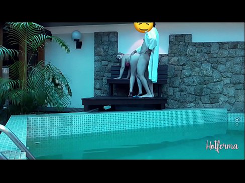 ❤️ Chefe convida criada para a piscina, mas não conseguiu resistir a um ❤ Porno em nós ❌